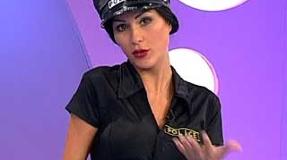 Fanteziile barbatilor, incinse la maximum! Uite-o pe Cruduta in uniforma de politista, cu catuse si fusta care abia o acopera!