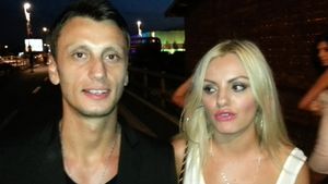 A stat aproape inchisa in casa, insa cand a iesit, Alexandra Stan a facut ravagii. Vezi cu ce rugbyst s-a distrat pe plaja