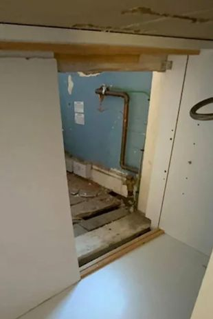 Ce au găsit doi tineri în spatele unui dulap de bucătărie. Aceştia s-au mutat de puţin timp într-un nou apartament