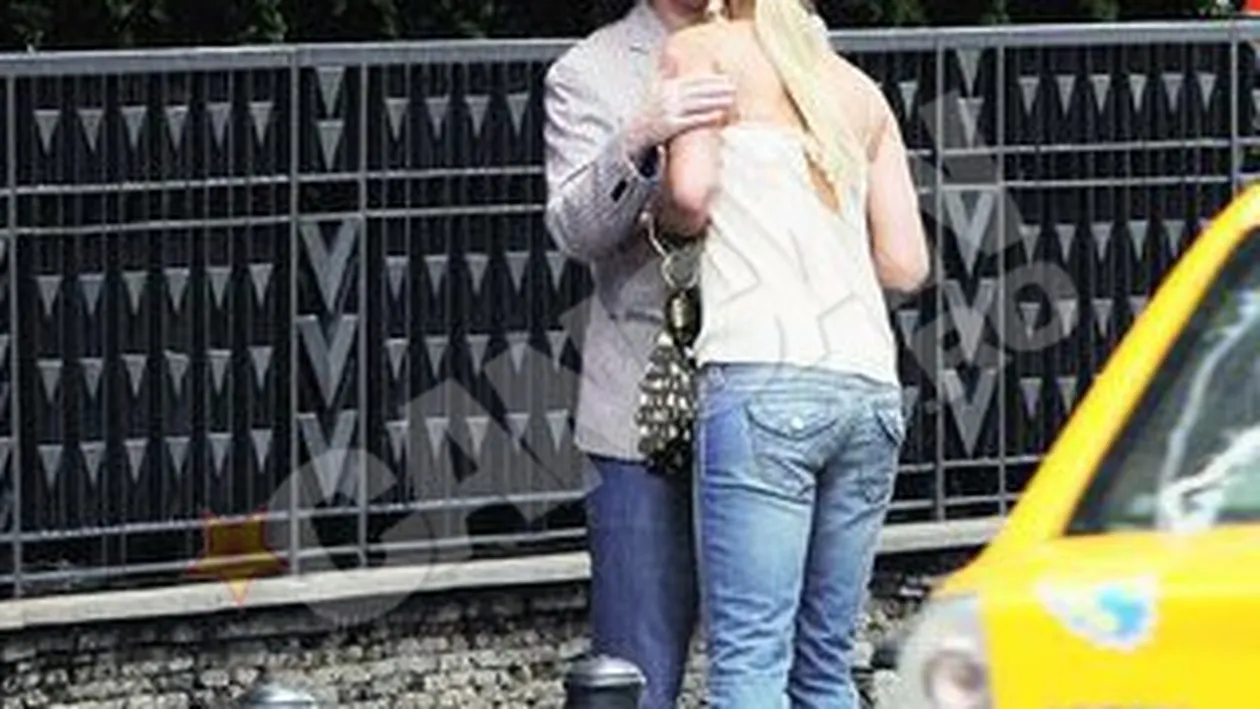 Vica lui Piturca si ucenicul maestrului Gheorghe Zamfir s-au pupat in plina strada! Se simt bine impreuna