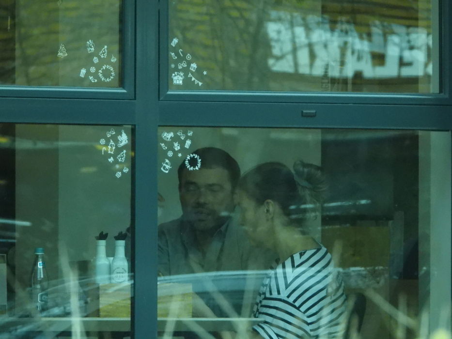 Dana Nălbaru, la restaurant, alături de un bun prieten (Foto: CANCAN.RO)