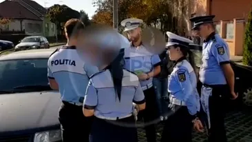 Cinci polițiști s-au chinuit cu un șofer care făcuse accident pentru a vedea dacă este băut! L-au pus să sufle în fiolă de 5 ori VIDEO
