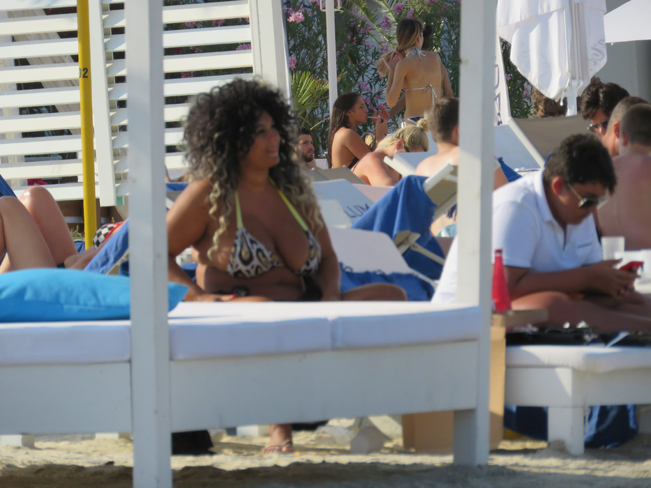 Văduva lui Nae Nicolae a încins atmosfera la mare