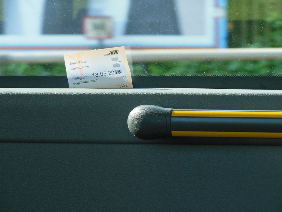 Un bilet pentru o călătorie cu autobuzul în Alba Iulia este 3,5 lei (Sursă: Pixabay)
