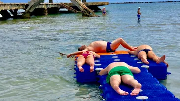Un ponton din Mamaia destinat persoanelor cu handicap, folosit drept loc de plajă de către turiști: „Trec peste orice limită de bun simț!”