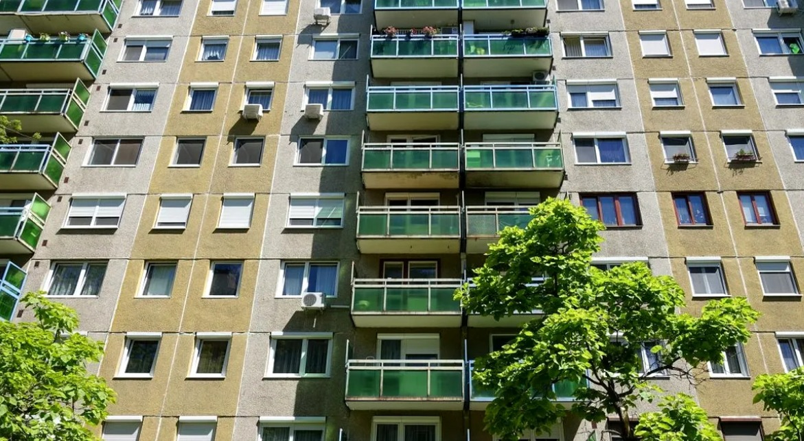 Cine trebuie să plătească reparațiile la bloc. Asociația sau locatarii?/ sursă foto: social media