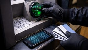 „Campionii” furtului de pe carduri. Cum a uimit România Europa cu cea mai sofisticată metodă de fraudă bancară! O poveste din 2009 despre ingeniozitate criminală, tehnologie furată și o „pisică” care a golit mii de conturi