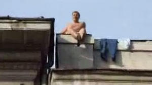 Cel mai tare "negociator" din lume! Uite cum convinge un smecher de Bucuresti un sinucigas SA SE ARUNCE de pe cladire