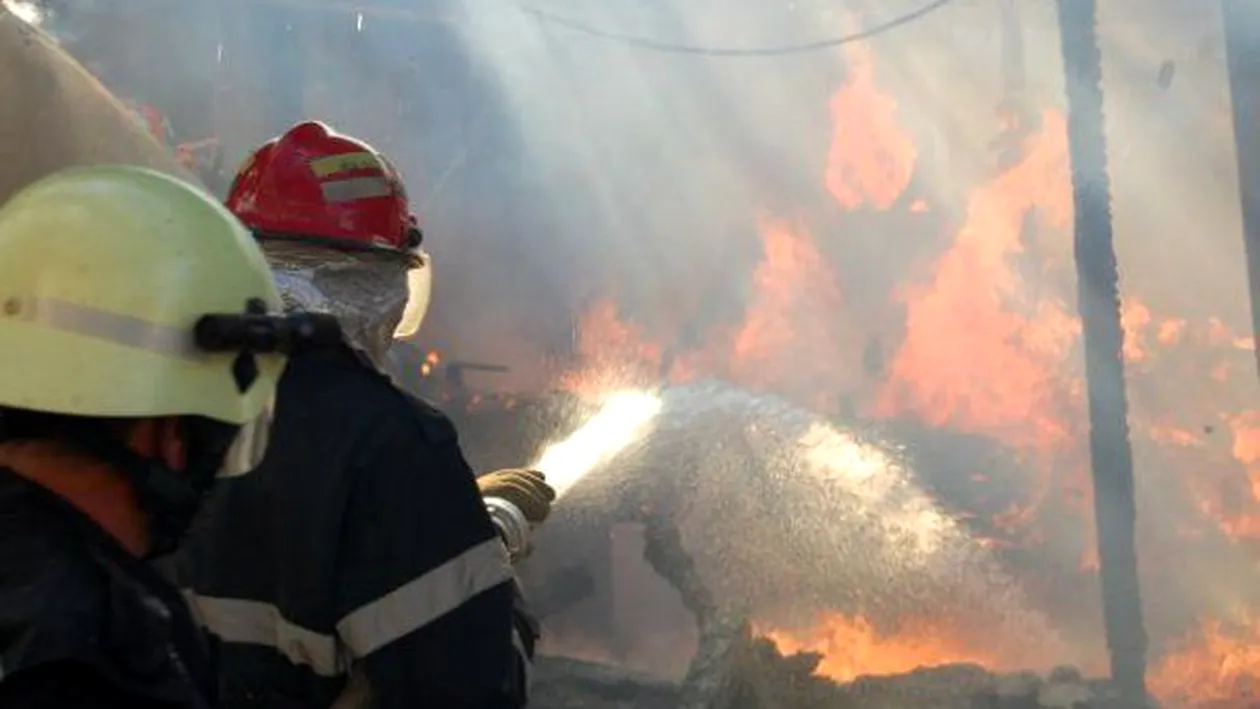 O mamă și bebelușul ei, evacuați cu autoscara pompierilor în urma unui incendiu, în Argeş