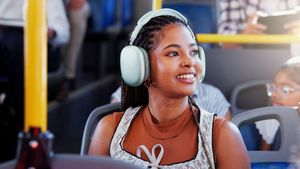 Amenzi uriașe pentru cei care ascultă muzică fără căști în autobuz. S-a pus piciorul în prag!