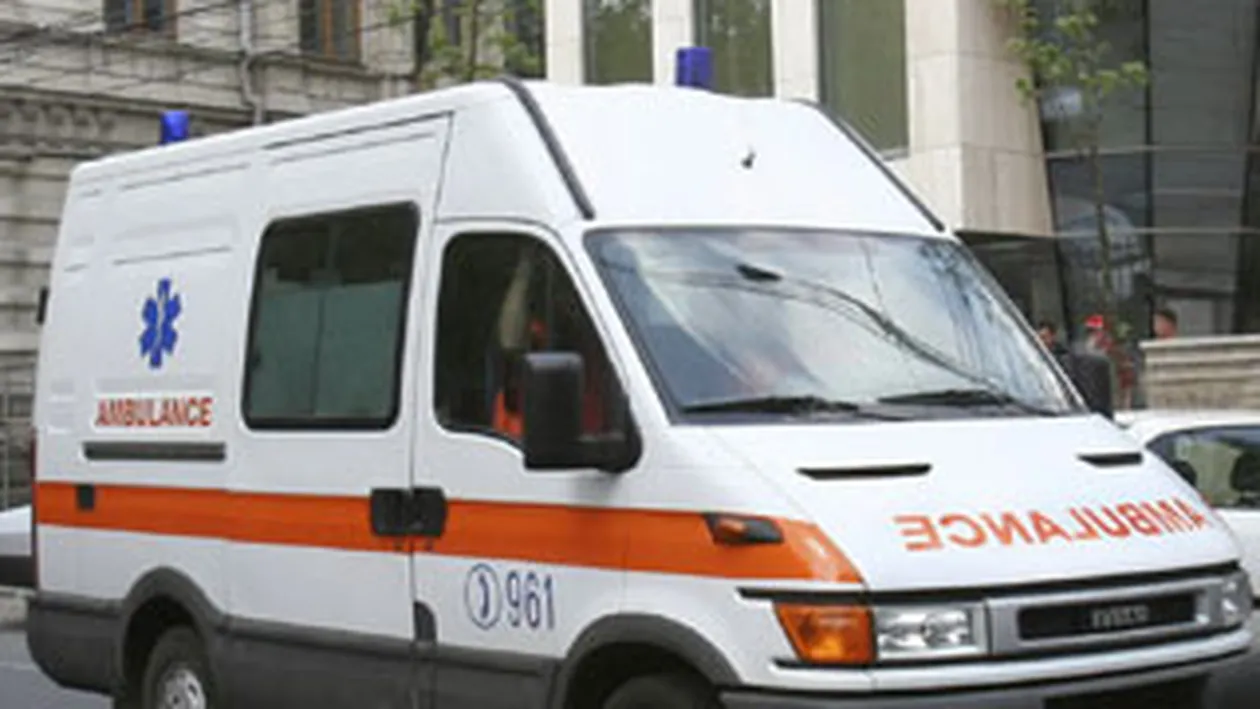 O femeie s-a aruncat de la etajul 4! In urma impactului a murit pe loc