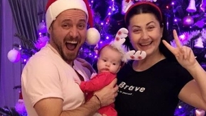 Gabriela Cristea și Tavi s-au pozat așa, de Crăciun, împreună cu fetița lor! Detaliul văzut de toată lumea