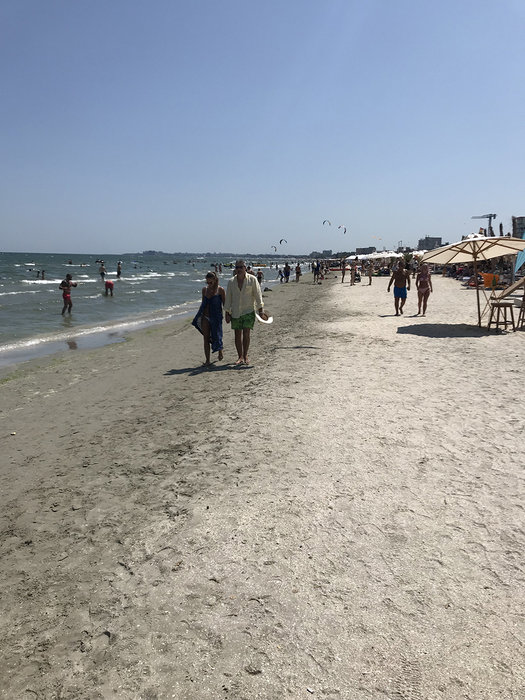 Donjuanul și noua iubită au mers pe malul mării, ținându-se de mână