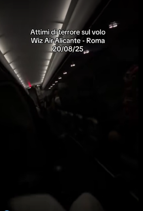 Panică la bordul unui avion Wizz Air/ Sursa foto: TikTok