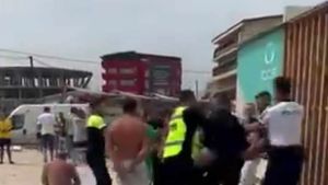 Scene ireale în stațiunea Costinești. Doi turiști au fost încătușați după o bătaie ca în filme cu jandarmii