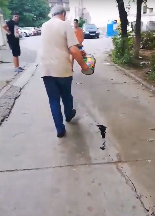 Așa ceva nu s-a mai văzut! Cum s-a răzbunat un pensionar din Bacău pe copiii gălăgioși din spatele blocului