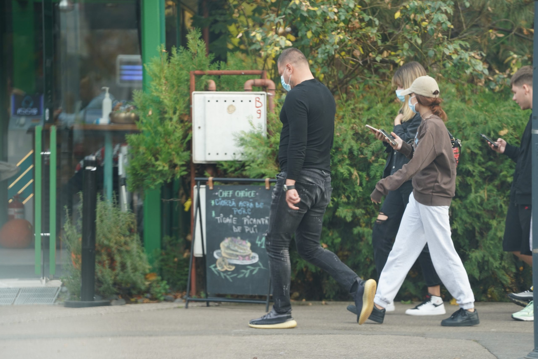 Marius Niculae și iubita lui ajung la restaurant