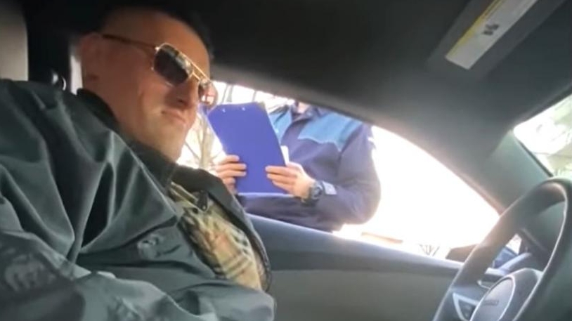 Aroganță supremă! Interlop din Vaslui, filmat în timp ce a luat la mișto un polițist. „Asta e amendă de săraci"