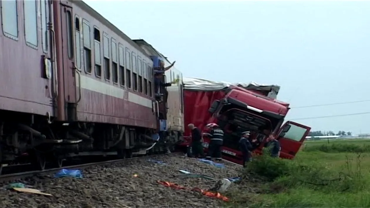 Traficul feroviar în Ialomița,oprit după ce un tren de marfă a lovit un TIR, reluat pe un fir