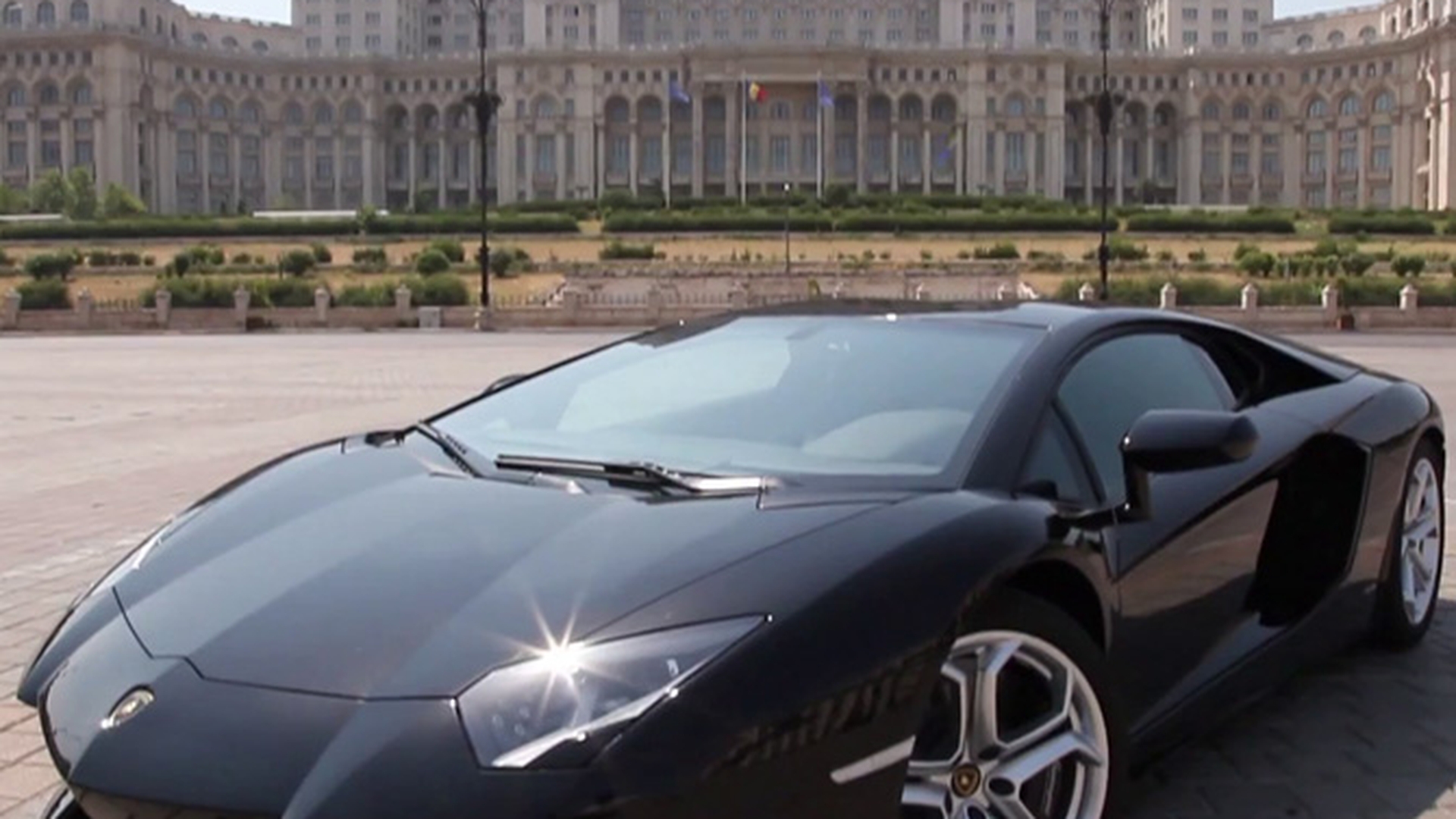 VIDEO Si-a facut un super-cadou de ziua lui! Vezi ce afacerist si-a luat un Lamborghini de peste 360.000 de euro!