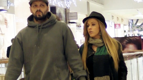 Ombladon nu renunta la vicii nici de Sarbatori! Cum a fost surprins de paparazzi la mall cu prietena
