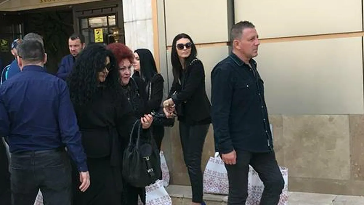 Elena Merișoreanu a plecat cu o sacoșă uriașă de la parastasul de lux al Ionelei Prodan. Vezi ce a primit