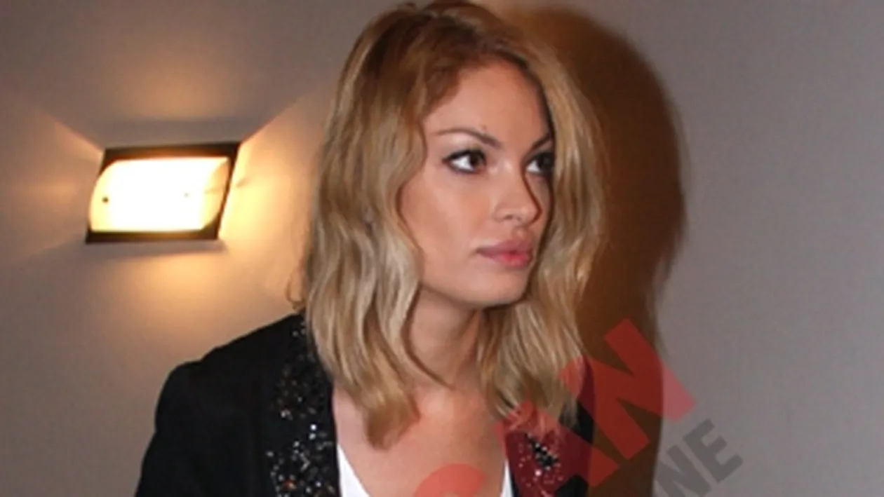 Valentina Pelinel se roaga la animalutele Feng Shui primite de la Monica Tatoiu