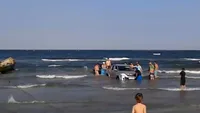 Situatie incredibila pe litoral! 15 oameni s-au chinuit sa scoata un jeep din mare!