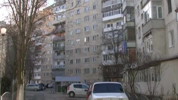 O studentă din Iaşi s-a aruncat de la etaj. Tocmai se despărţise de iubit
