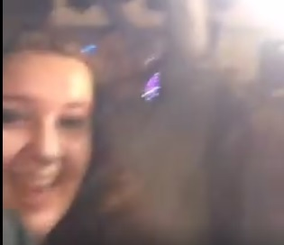 Tânăra care apare împreună cu Pepe, Raluca Pastramă, Dorian Popa, Claudia şi Nadir în filmarea de la botezul micuţei Eveline