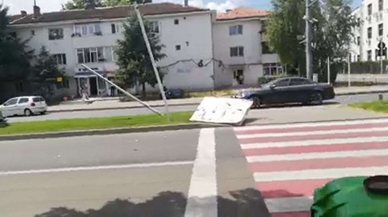 De-a râsul-plânsul! Un bărbat din Vaslui și-a lovit mașina nouă la câteva minute după ce și-a cumpărat-o. Cum a reușit “performanța”
