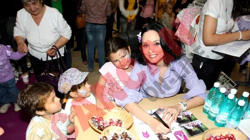 Andreea Marin a sarbatorit ziua copilului intr-un hipermarket din Bucuresti