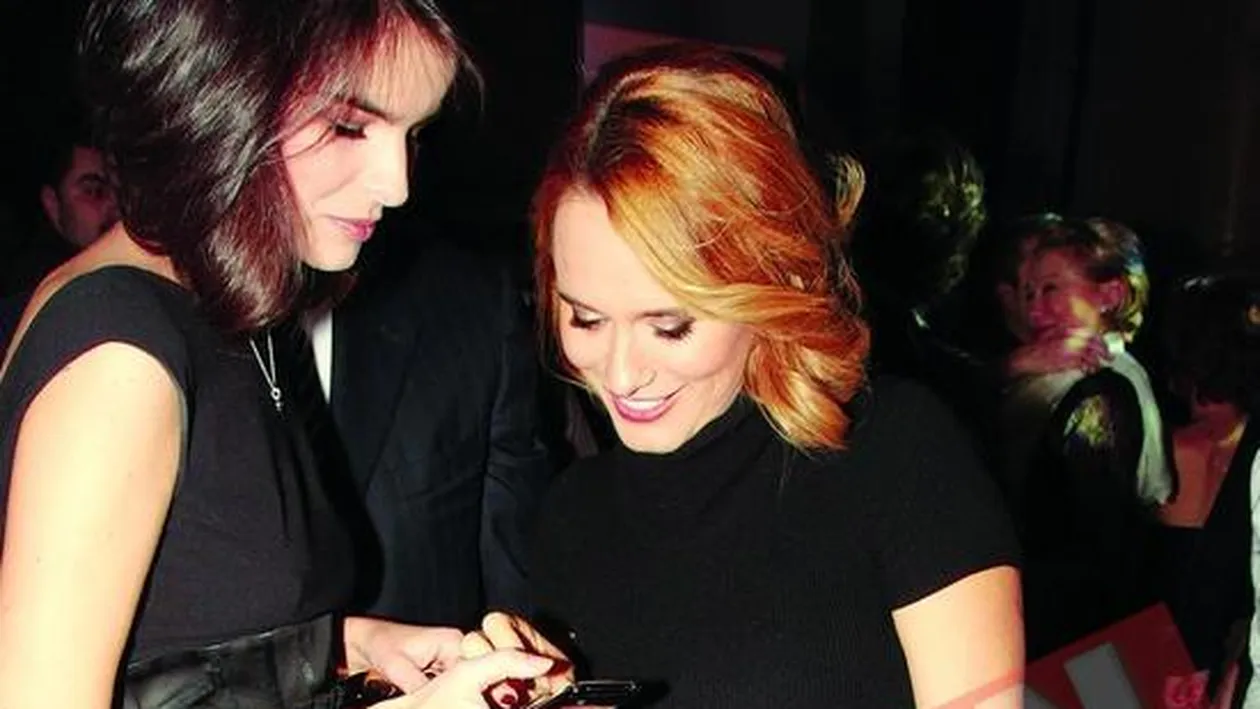 Esca poarta o geanta imprimata cu poze de familie