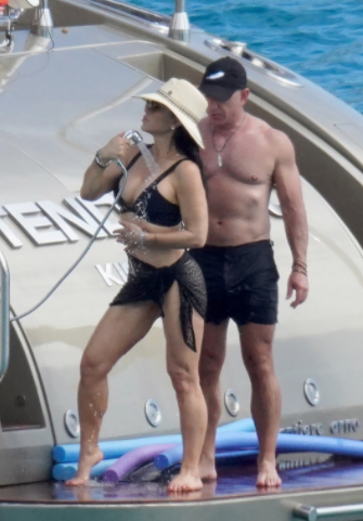 Imagini incendiare cu unul dintre cei mai bogați oameni ai lumii. Jeff Bezos, la bustul gol, cu iubita pe iaht în Caraibe