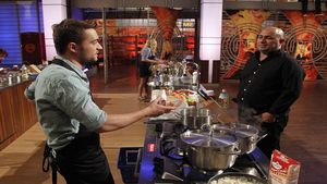 EL este cel care l-a facut de ras pe Florin Dumitrescu la "MasterChef"! Bancul pe care l-a facut despre el
