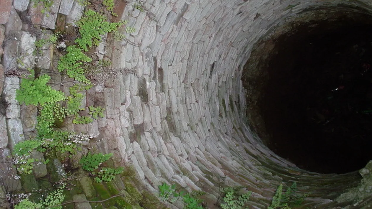 Destin tragic. O fetiţă de trei ani a fost găsită moartă într-o fântână de canalizare. “Ca o păpușă stătea la pământ!”