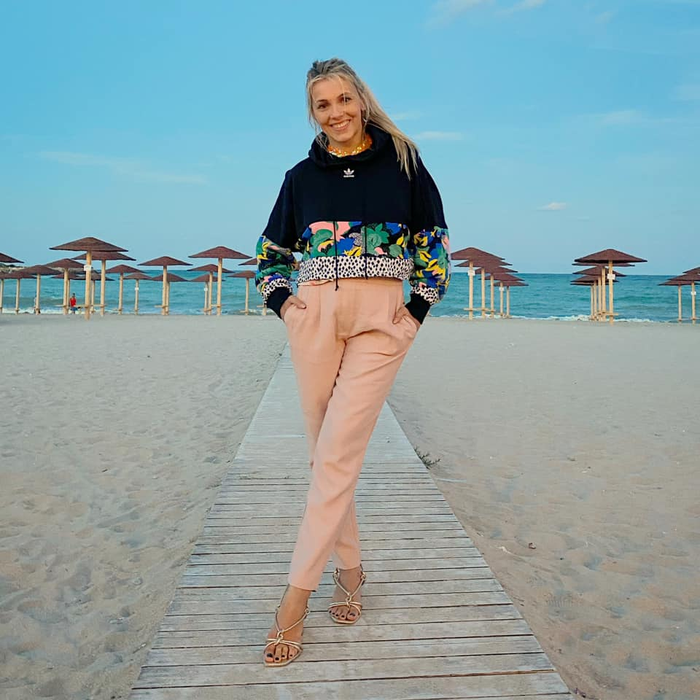 Andreea Ibacka, surprinsă în poziții HOT pe placa de surf! Gestul făcut de Cabral în timp ce soția lui avea un costum de baie decoltat