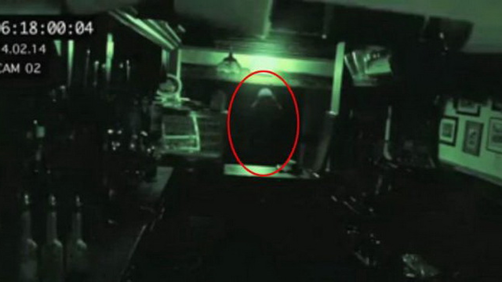 VIDEO Imagini INFRICOSATOARE surprinse in unul dintre cele mai vechi puburi din Marea Britanie: Au filmat o FANTOMA!