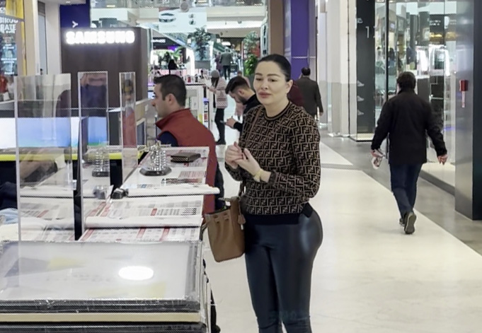 Brigitte nu a scăpat neremarcată în mall (Foto: CANCAN.RO)