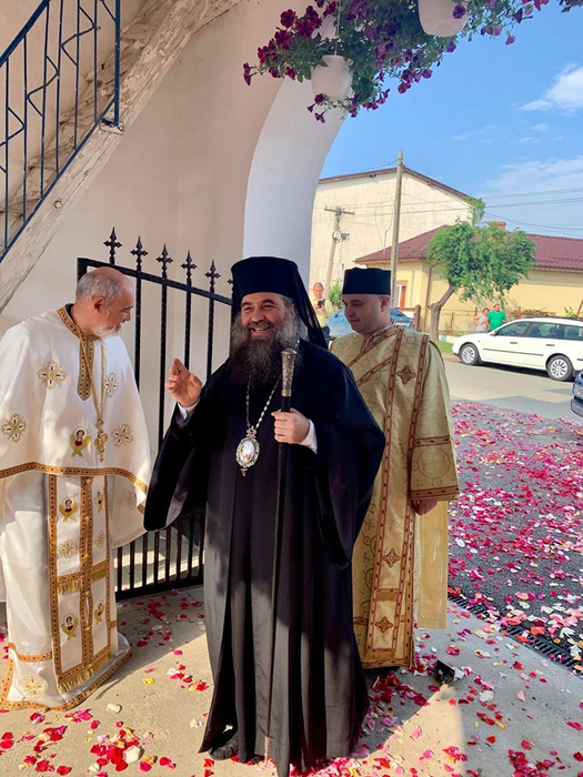 Episcopul Slatinei a pășit pe covor de petale de trandafir la Slătioara