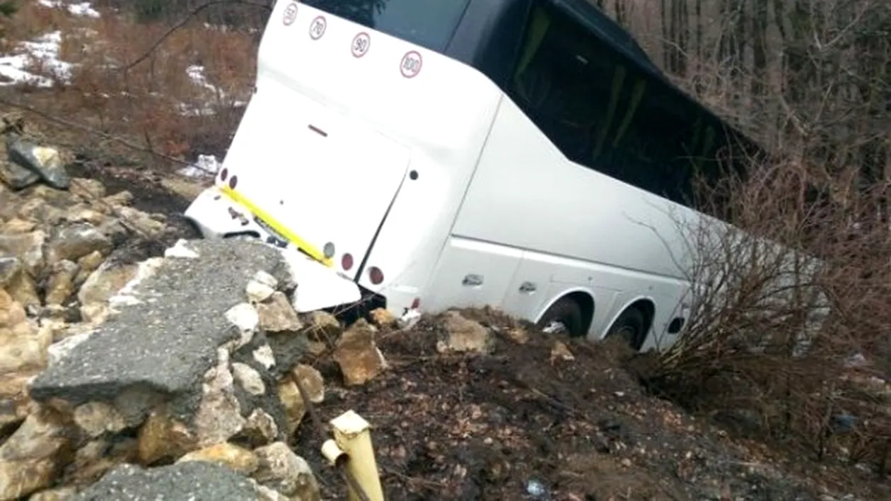 Grav accident la Moieciu! Un autocar plin cu oameni a căzut în prăpastie