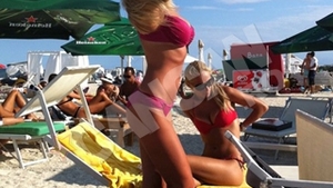 Ce bine arata Alina Crisan pe plaja! Si-a etalat formele sub privirile lui Radu Mazare