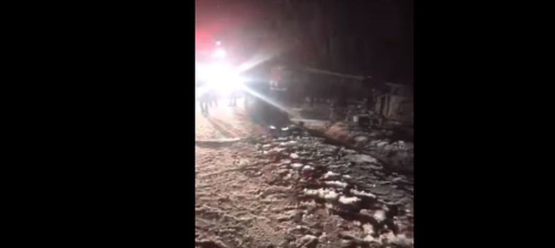 Au fost la un pas de tragedie! Microbuz cu 13 oameni, răsturnat din cauza viscolului