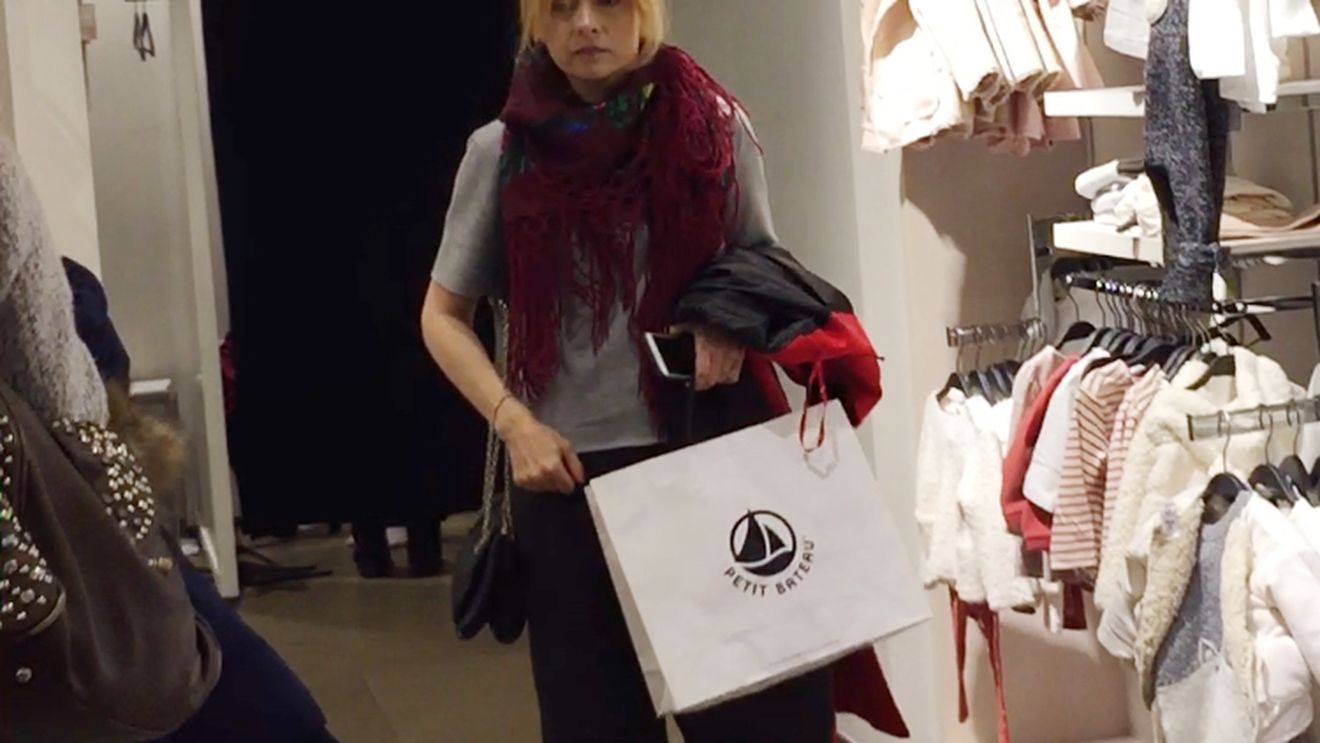 Vedeta Antenei este atentă cu bugetul familiei! Simona Gherghe a ”vânat” chilipiruri înainte de Sfântul Nicolae!