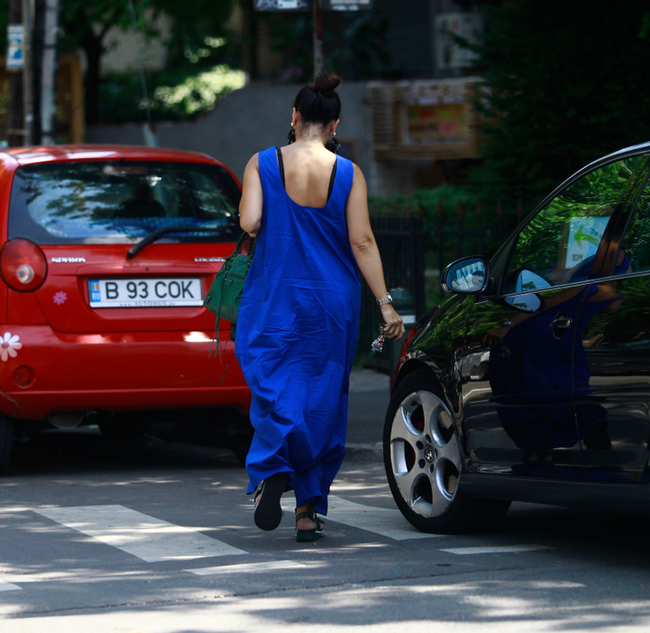 Văduva regizorului s-a pregătit cum se cuvine pentru vizita la o rudă bolnavă