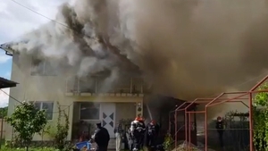 VIDEO. Incendiu violent în Argeș. Flăcările s-au extins rapid de la o anexă la o casă