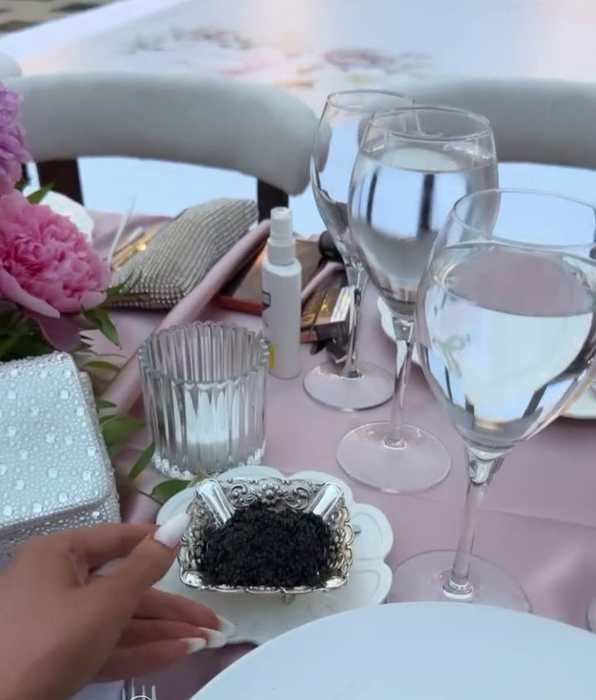 Larisa Udilă și-a botezat fiica! Imagini de basm de la slujbă și party: Andra Măruță și Theo Rose au încins ringul de dans pentru invitați