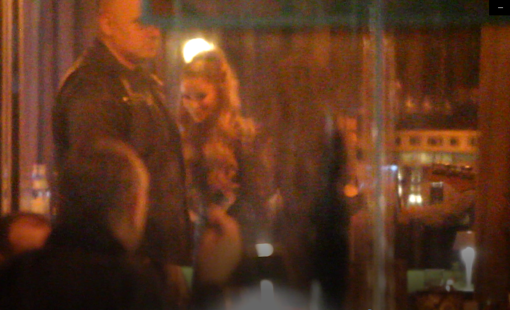 Bianca Drăgușanu a dat uitării scandalul cu Măruță! Dansează pe manele, cu ochii în telefon! Și e toată numai un zâmbet!