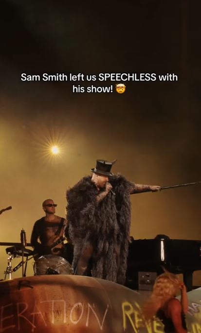 Sam Smith a schimbat ținutele vestimentare, pe scena de la Untold / sursă foto: captură video