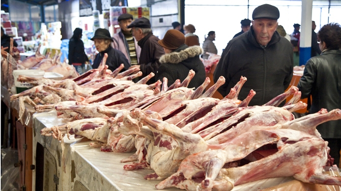 Mielul, nelipsit de pe masa românilor de Paşte! Cât costă un kilogram de carne în pieţe